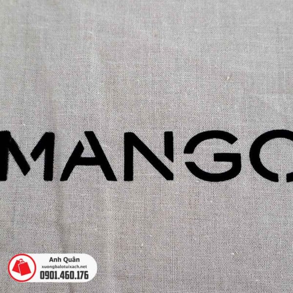 In logo Mango trên túi rút 1 dây
